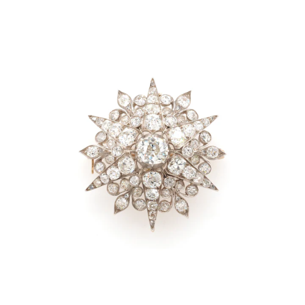 Diamond star brooch in yellow gold.