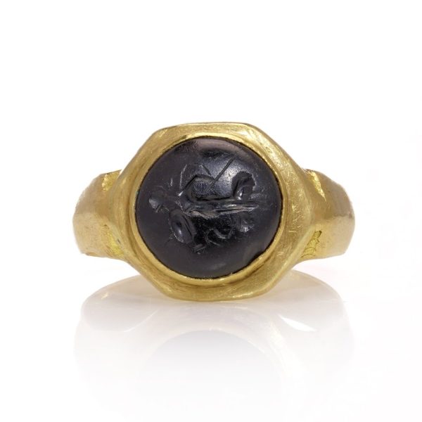 Onyx signet ring in gold.