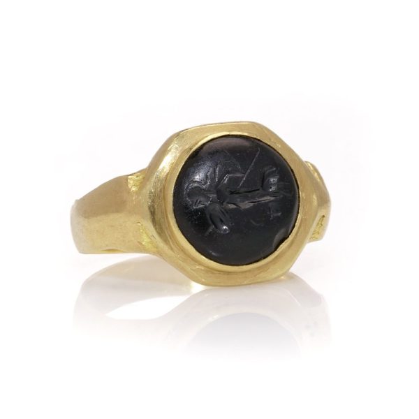 Onyx signet ring in gold.