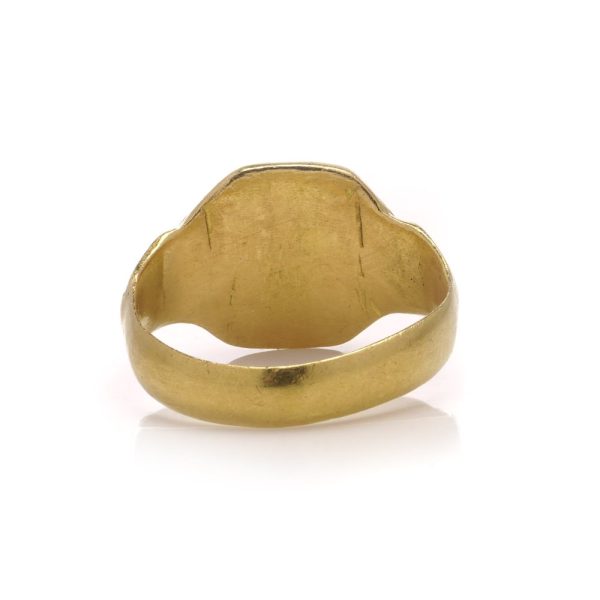 Onyx signet ring in gold.