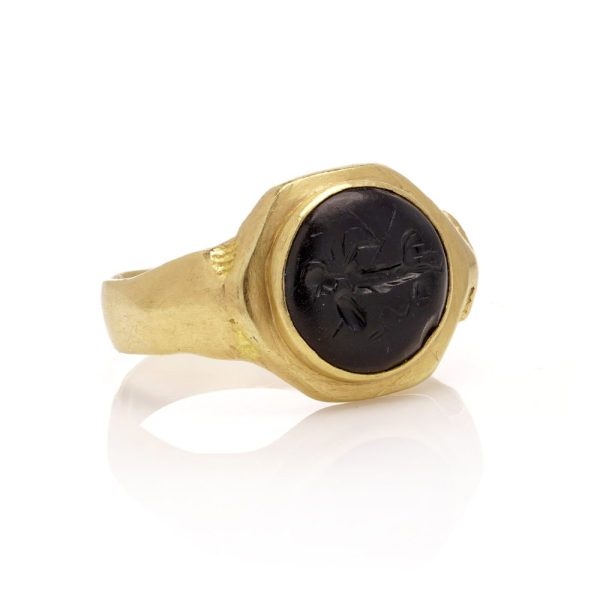 Onyx signet ring in gold.