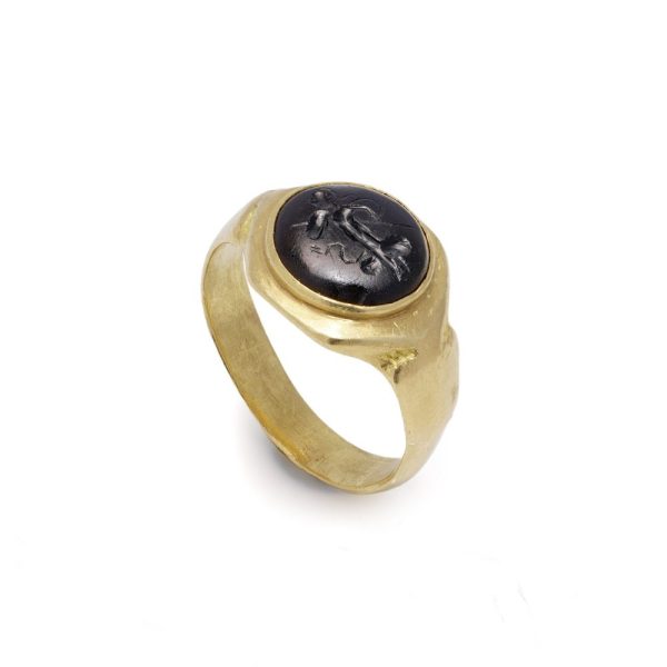 Onyx signet ring in gold.