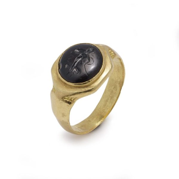 Onyx signet ring in gold.