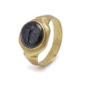 Onyx signet ring in gold.