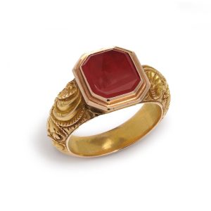 Antique men's ring in gold set with a carnelian.