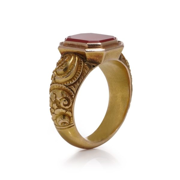 Antique men's ring in gold set with a carnelian.