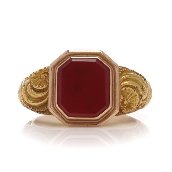 Antique men's ring in gold set with a carnelian.