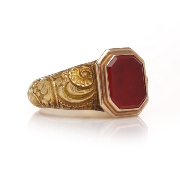 Antique men's ring in gold set with a carnelian.