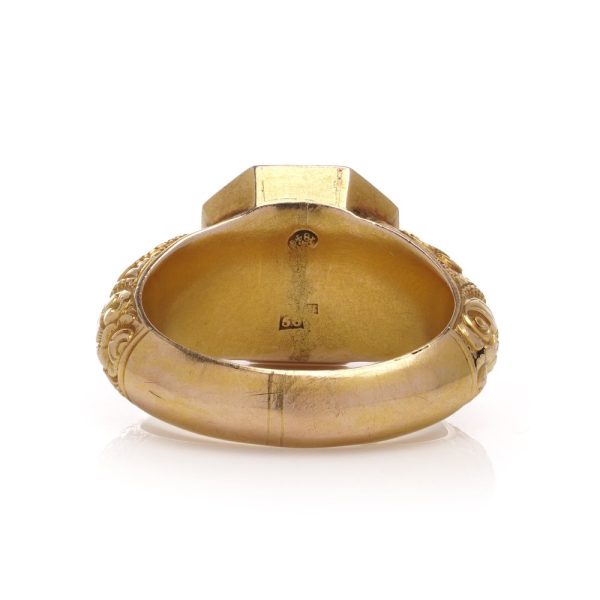 Antique men's ring in gold set with a carnelian.