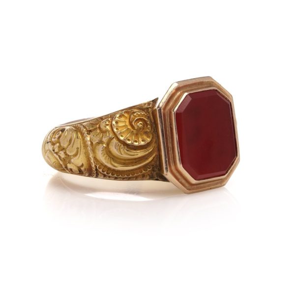 Antique men's ring in gold set with a carnelian.