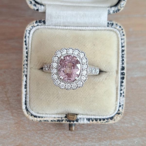 Spinel and diamond ring, natural