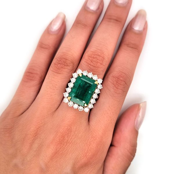 9.51ct Zambian Emerald and Diamond Cluster Cocktail Ring, large emerald-cut Zambian emerald of 9.51 carats surrounded by a border of 1.85cts sparkling diamonds in platinum