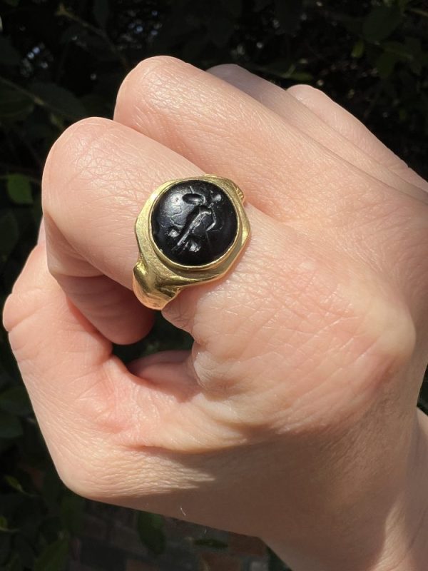 Onyx signet ring in gold.