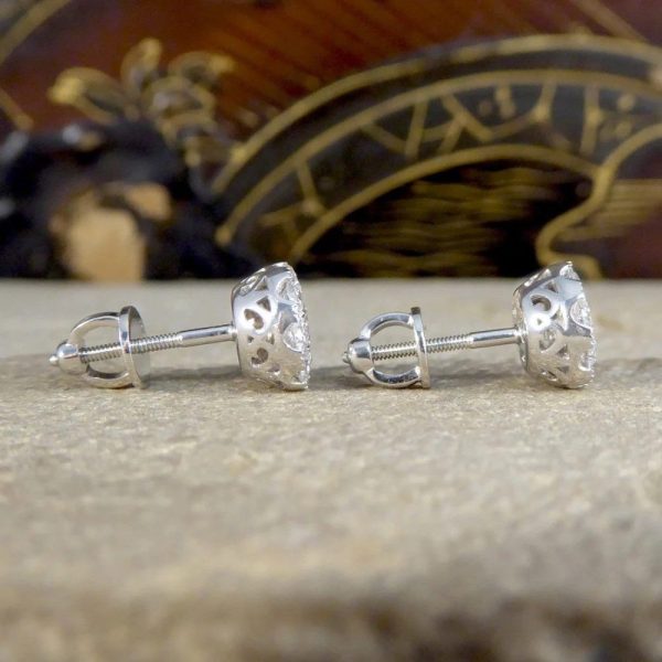 Diamond stud earrings in white gold.