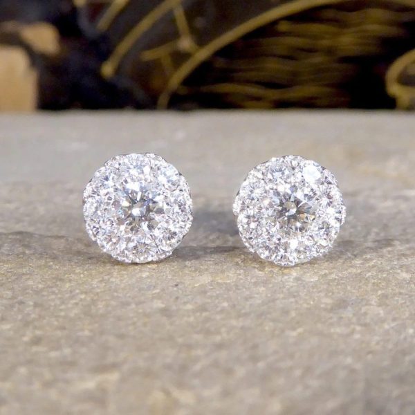 Diamond stud earrings in white gold.