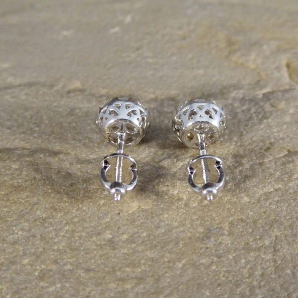 Diamond stud earrings in white gold.