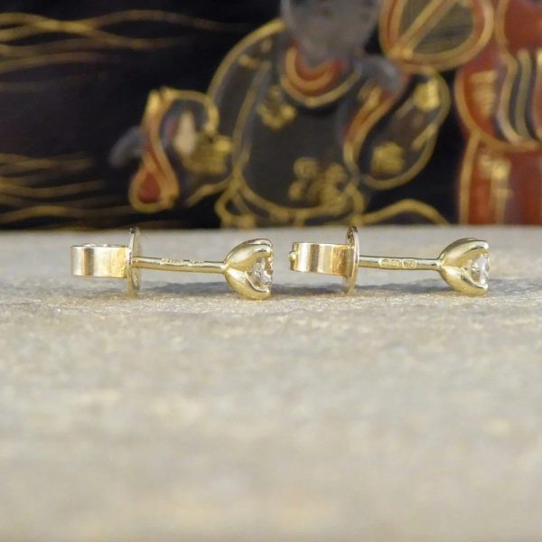 Diamond stud earrings in gold.