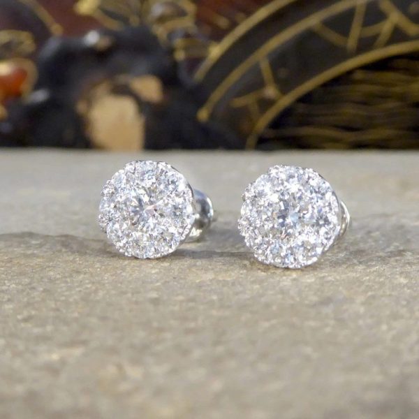 Diamond stud earrings in white gold.