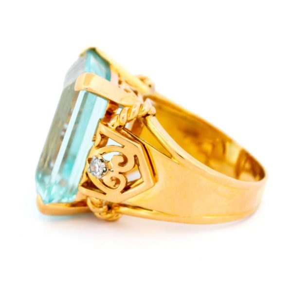 Aquamarine and diamond tank ring in yellow gold.