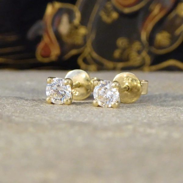 Diamond stud earrings in gold.