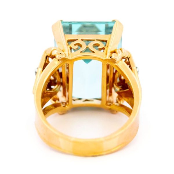 Aquamarine and diamond tank ring in yellow gold.