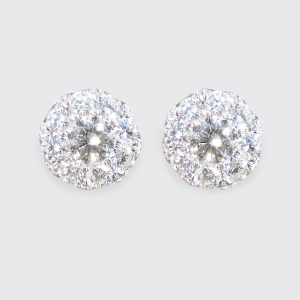 Diamond stud earrings in white gold.