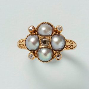 Antique late Victorian 18ct yellow gold ring set with diamonds and pearls.