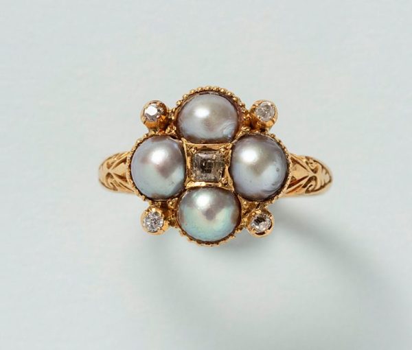 Antique late Victorian 18ct yellow gold ring set with diamonds and pearls.