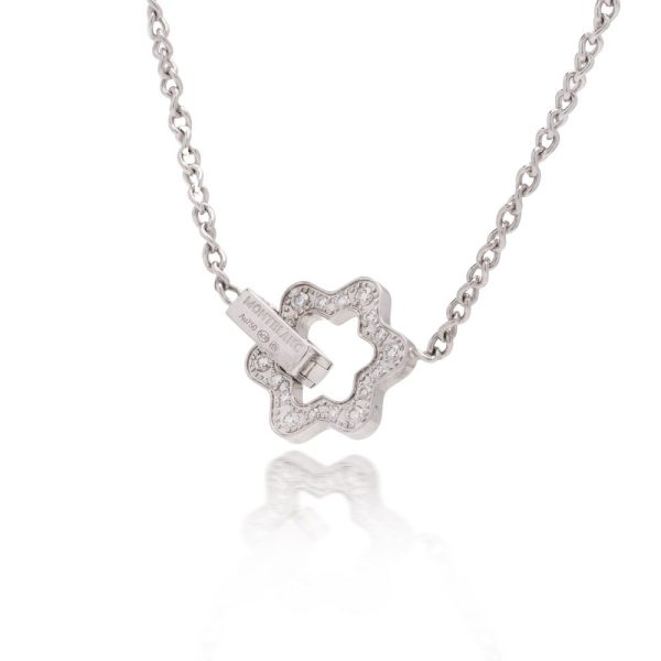 Diamond star pendant necklace in white gold.