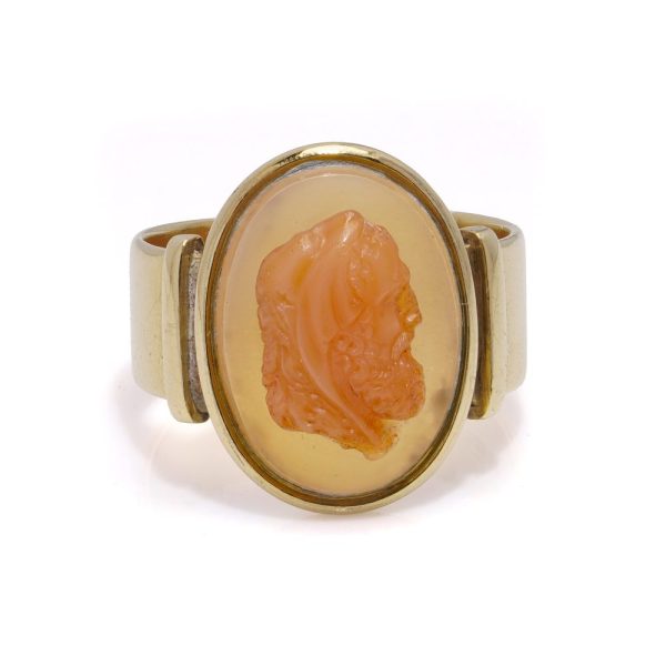 Antique agate cameo ring in gold.