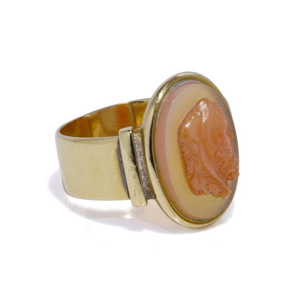 Antique agate cameo ring in gold.