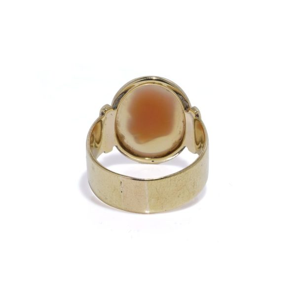 Antique agate cameo ring in gold.