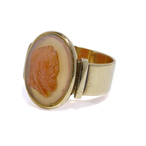 Antique agate cameo ring in gold.