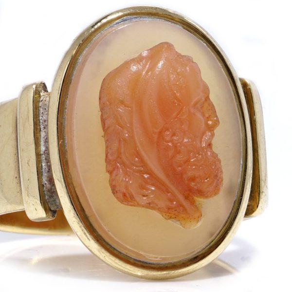 Antique agate cameo ring in gold.