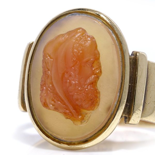 Antique agate cameo ring in gold.