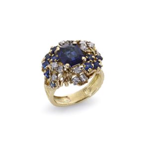 Sapphire and diamond ring in gold.