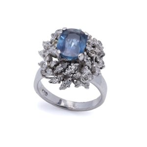 Sapphire and diamond cluster ring in white gold. 