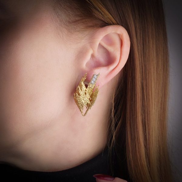 Yellow and white gold earrings with diamonds.