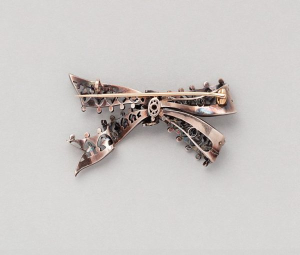 Antique 18ct gold bow shaped brooch open worked embellished with small rose cut diamonds, Circa 1880, France.