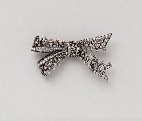 Antique 18ct gold bow shaped brooch open worked embellished with small rose cut diamonds, Circa 1880, France.