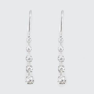 Diamond drop earrings in white gold.