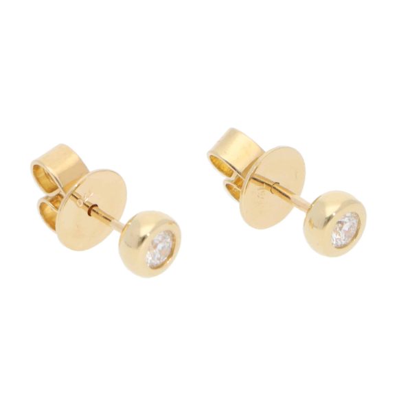 Diamond stud earrings in gold.