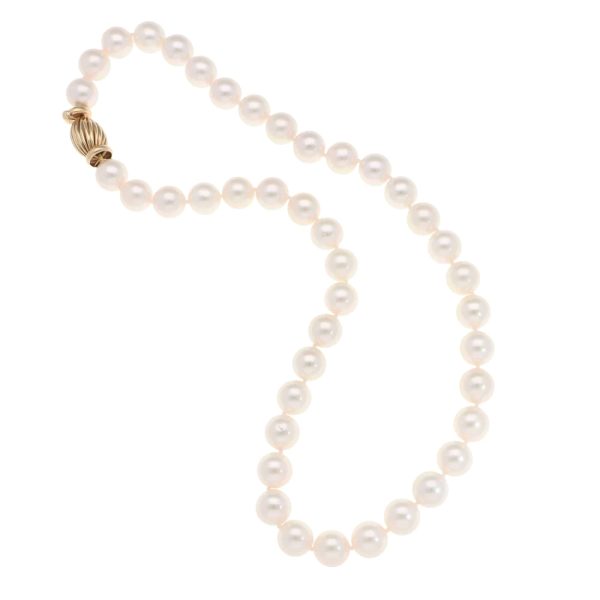 Akoya pearl necklace with a vintage ridged barrel clasp in gold.