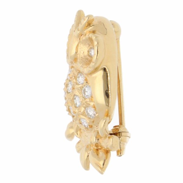 Diamond owl brooch in yellow gold.