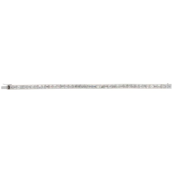 Diamond tennis bracelet in white gold.