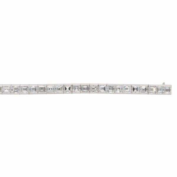 Diamond tennis bracelet in white gold.