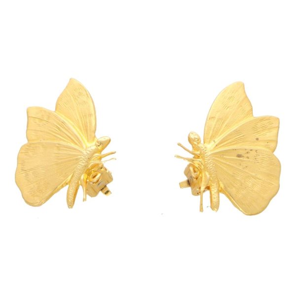 Butterfly earrings in gold.