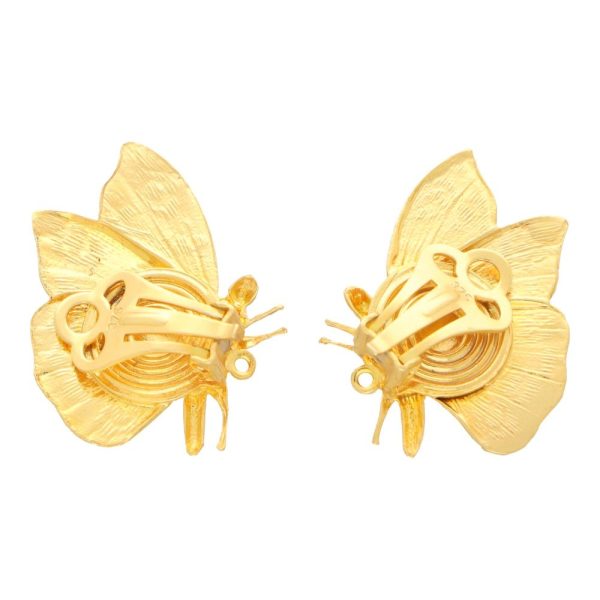 Butterfly earrings in gold.