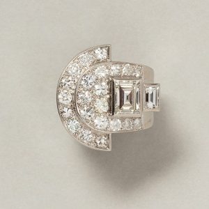 An antique vintage Art Deco diamond and platinum ring