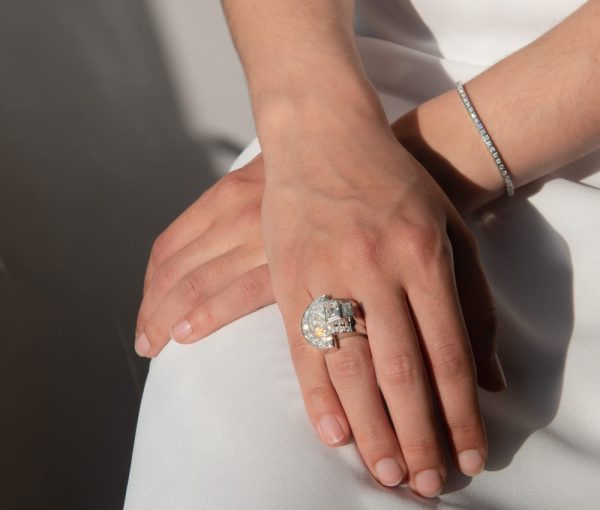 An antique vintage Art Deco diamond and platinum ring